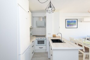 Kühlschrank, Mikrowelle, Ofen, Geschirrspüler