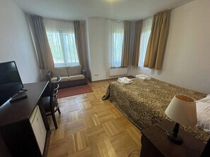 Iron/ironing board, internet, bed sheets