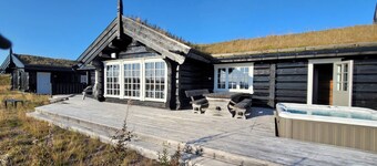 The Whole Beautiful Cabin With Jacuzzi – A Luxurious Getaway in Solberglia