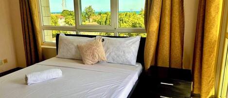 3 habitaciones, escritorio, tabla de planchar con plancha y wifi