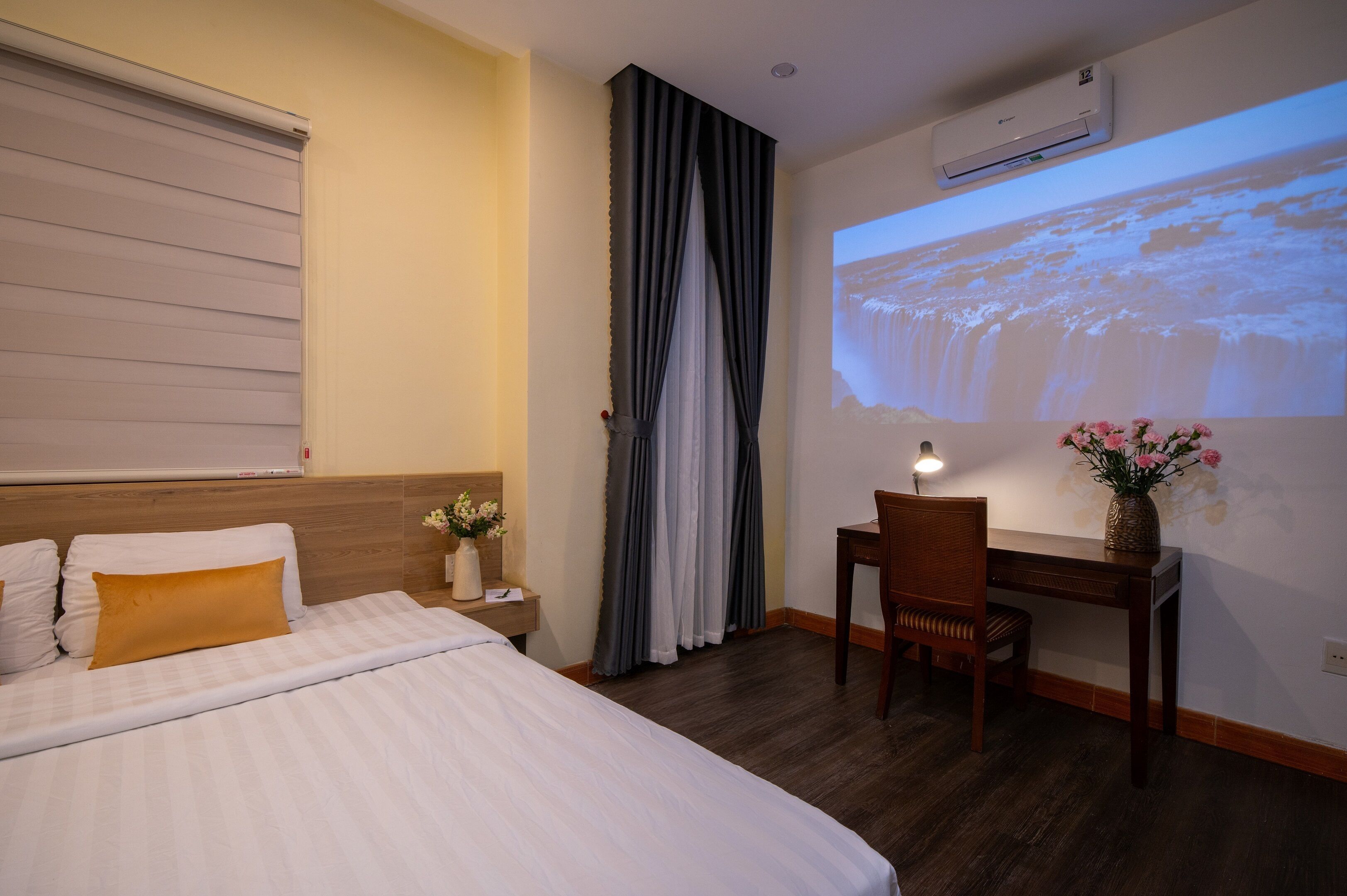 Superior Double Room | Minibar, in-room safe, desk, blackout drapes