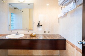 Deluxe-Vierbettzimmer, Stadtblick | Badezimmer | Kostenlose Toilettenartikel, Haartrockner, Hausschuhe, Handtücher