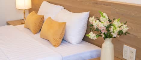 Deluxe driepersoonskamer, balkon | Een minibar, een kluis op de kamer, een bureau, verduisterende gordijnen