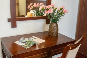 Minibar, coffres-forts dans les chambres, bureau, rideaux occultants