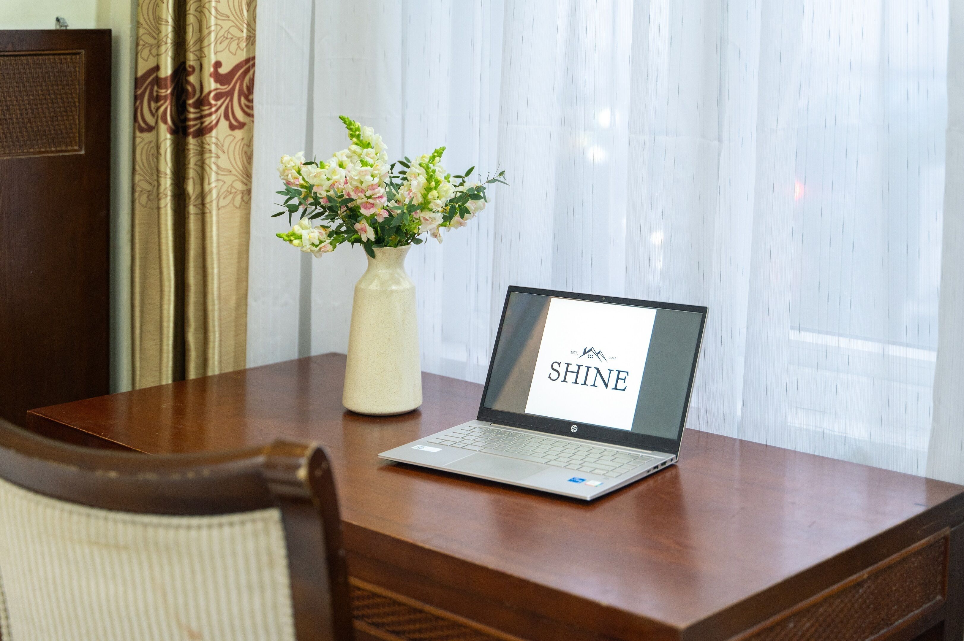 Minibar, caja de seguridad en la habitación y escritorio 