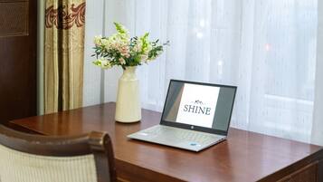 غرفة ديلوكس مزدوجة - بشرفة | ميني بار وخزنة داخل الغرفة ومكتب وستائر تعتيم