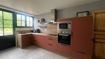 Coffee/tea maker, fridge, microwave, oven