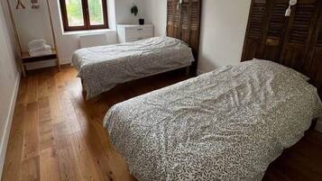 2 bedrooms, iron/ironing board, WiFi (free), bed sheets