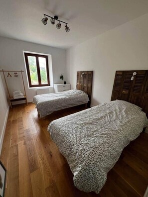 2 bedrooms, iron/ironing board, free WiFi, bed sheets - Charming cottage in the heart of the village. (Athée-sur-Cher)