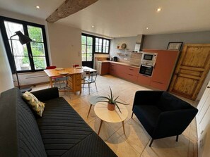 TV, video library - Charming cottage in the heart of the village. (Athée-sur-Cher)