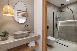 Dusche, Haartrockner, Handtücher, Toilettenpapier