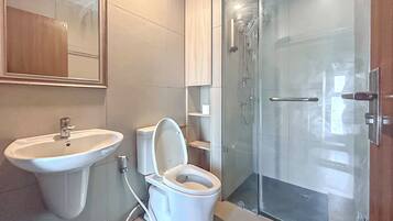 Superior-herbergi með tvíbreiðu rúmi - borgarsýn | Baðherbergi | Sturta, sturtuhaus með nuddi, hárblásari, handklæði