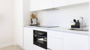 Kaffetrakter/tekoker, kjøleskap, mikrobølgeovn og ovn