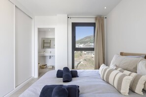 2 Schlafzimmer, Zimmersafe, Schreibtisch, Bügeleisen/Bügelbrett
