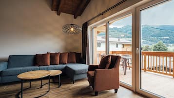 Appartamento, 3 camere da letto | Area soggiorno | TV a schermo piatto 35 pollici con canali via cavo, pavimenti riscaldati