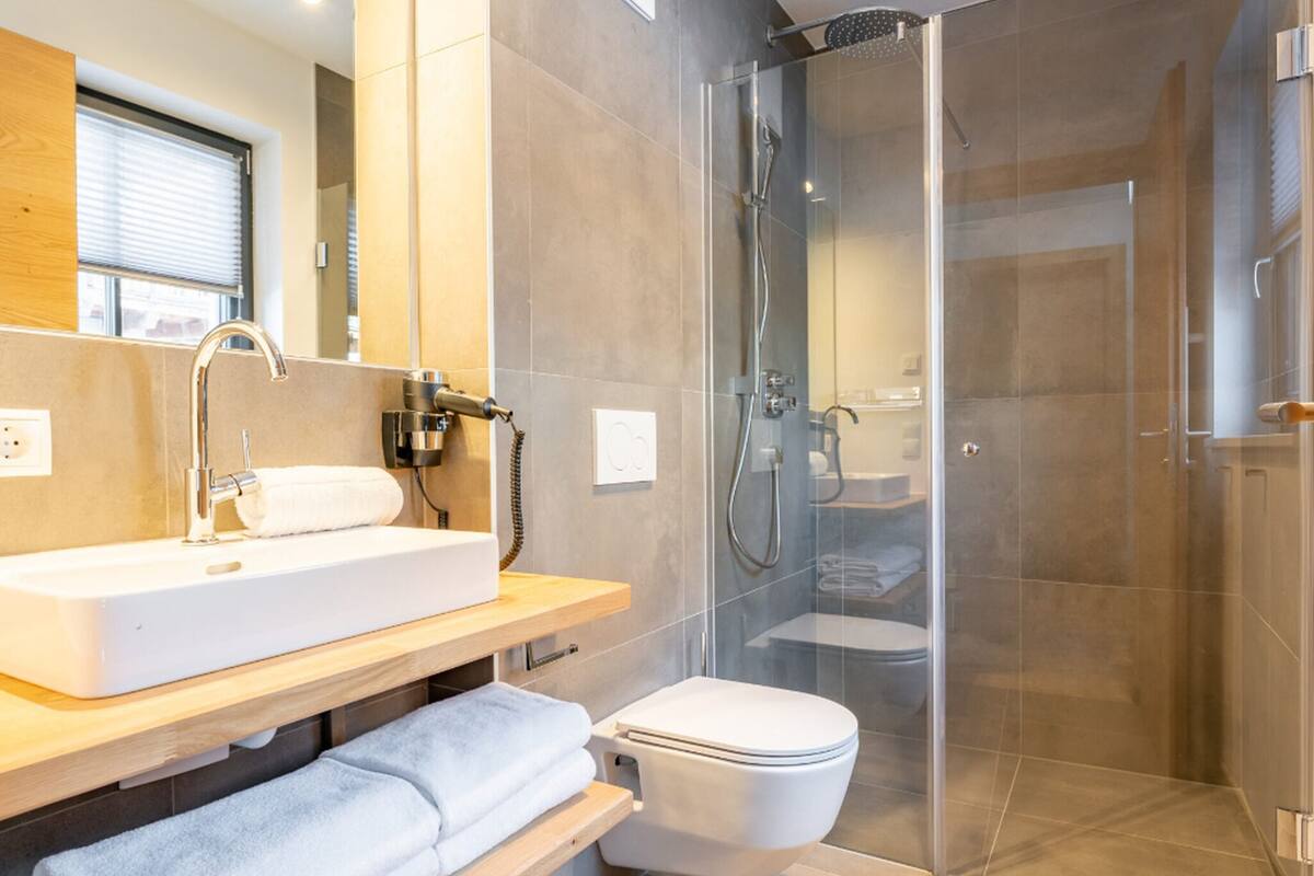 Hair dryer, towels, shampoo, toilet paper