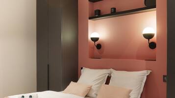 Appartement | Een laptopwerkplek, een strijkplank/strijkijzer, beddengoed