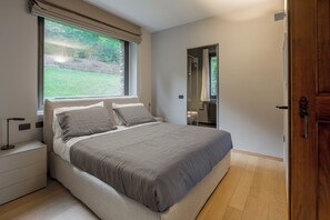 4 bedrooms, desk, iron/ironing board, travel crib