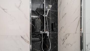 Een douche, een haardroger, handdoeken, zeep