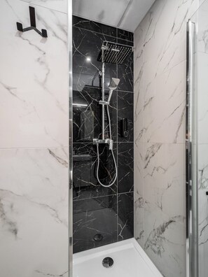 Douche, sèche-cheveux, serviettes fournies, savon