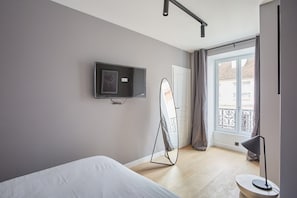 Apartment | Laptop workspace, iron/ironing board, bed sheets - Sublime New Flat 2 Bdr Beaubourg/le Marais (Paris)