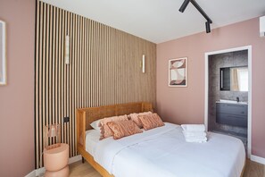 Apartment | Laptop workspace, iron/ironing board, bed sheets - Sublime New Flat 2 Bdr Beaubourg/le Marais (Paris)