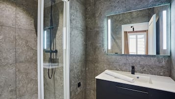 Appartement | Badkamer | Een haardroger, zeep, shampoo