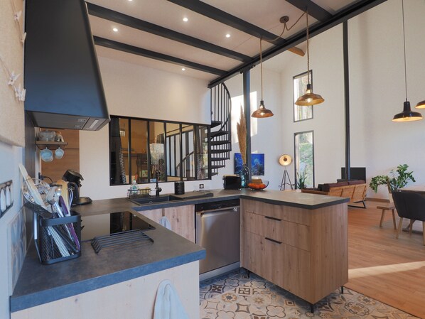 冰箱、微波炉、烤箱、炉灶