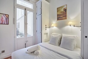 Apartamento | Tabla de planchar con plancha y ropa de cama