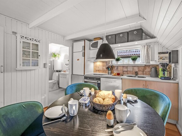 Kylskåp, mikrovågsugn, ugn och diskmaskin