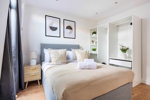 1 Schlafzimmer, Schreibtisch, Bügeleisen/Bügelbrett, Reisekinderbett