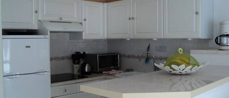 Kühlschrank, Mikrowelle, Kochgeschirr/Geschirr/Besteck