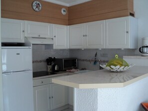 Kühlschrank, Mikrowelle, Kochgeschirr/Geschirr/Besteck