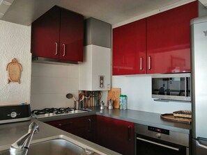 Kylskåp, mikrovågsugn, ugn och diskmaskin