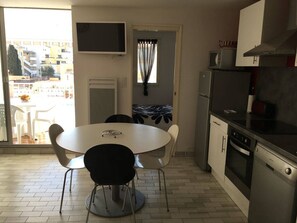 Kylskåp, mikrovågsugn, ugn och diskmaskin