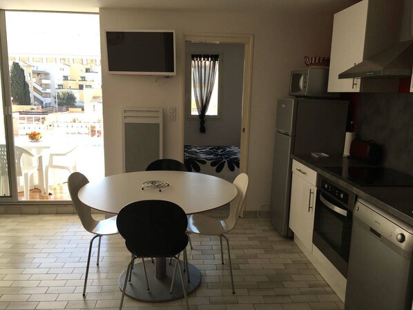 Fridge, microwave, oven, dishwasher
