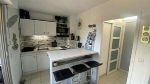 Fridge, microwave, cookware/dishes/utensils - 1 Bed apartment / Centre Port (CAP D AGDE)