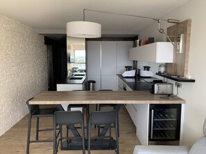 Kühlschrank, Mikrowelle, Geschirrspüler, Kochgeschirr/Geschirr/Besteck