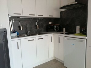 Fridge, microwave, cookware/dishes/utensils - Studio apartment / Centre Port (CAP D AGDE)