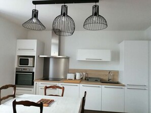 Kylskåp, mikrovågsugn, ugn och diskmaskin