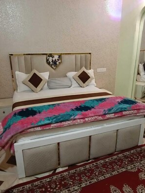 Iron/ironing board, free WiFi, bed sheets - Hotel Shivanand By GRB (Varanasi)