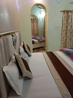 Iron/ironing board, free WiFi, bed sheets - Hotel Shivanand By GRB (Varanasi)