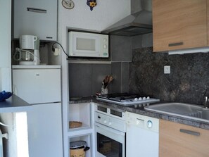 Geladeira, micro-ondas, fogão, lava-louças