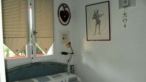 A bedroom with a bed, a window with blinds, a wall clock, and a framed picture. - 1 bed + gallery apartment / Ile des Marinas (CAP D'AGDE)
