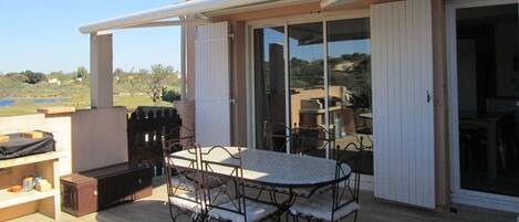 تناول الطعام بالخارج