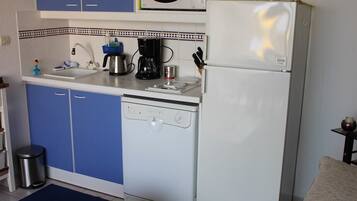 Een koelkast, een microgolfoven, een kookplaat, een vaatwasser