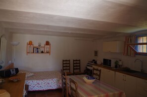 1 chambre, fer et planche à repasser, Wi-Fi, literie fournie