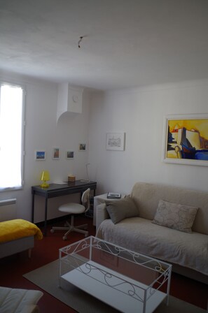 TV, DVD player, ping pong, books