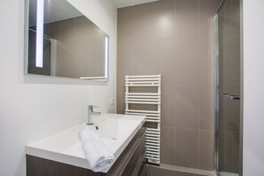 Apartamento | Banheiro | Secador de cabelo, sabonete, shampoo