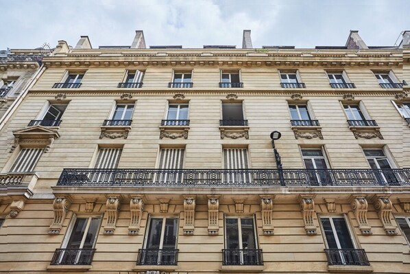 Apartment | Exterior detail - Superb Flat Ave Montaigne With Eiffel Tower View (Paris)